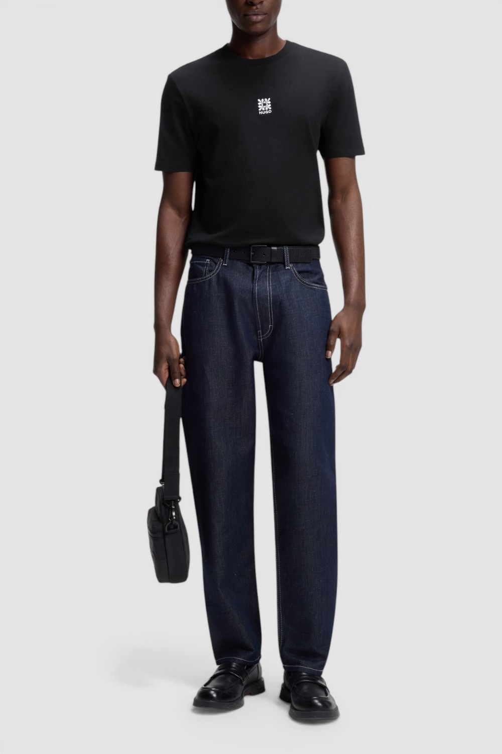 תמונת כל הלוק של חולצת טי בגזרה ישרה